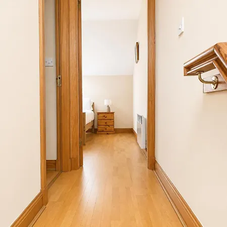 Stylish 3 Bedroom 5 Min & Free Parking Lägenhet