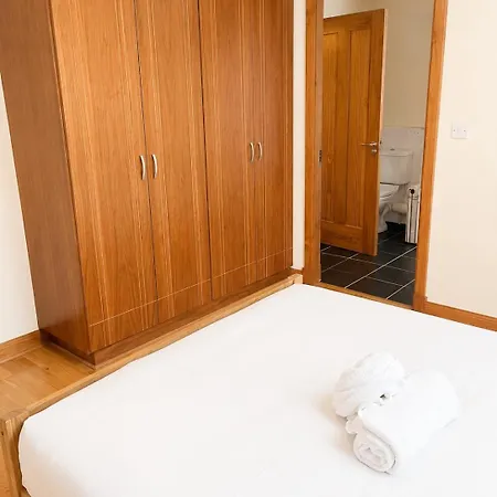 Stylish 3 Bedroom 5 Min & Free Parking * Galway