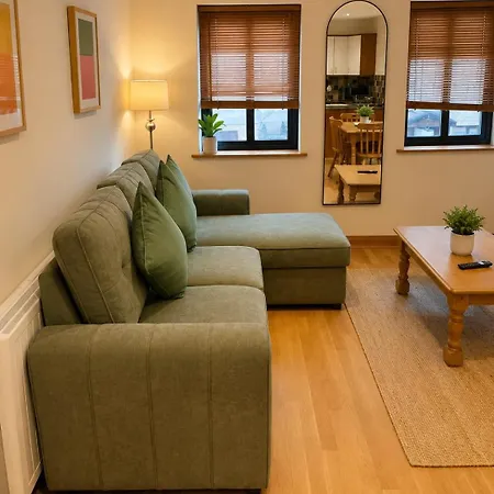 Stylish 3 Bedroom 5 Min & Free Parking
