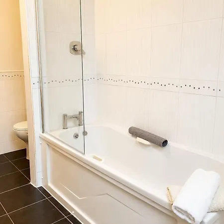 Stylish 3 Bedroom 5 Min & Free Parking Galway