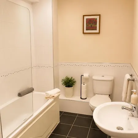 Stylish 3 Bedroom 5 Min & Free Parking