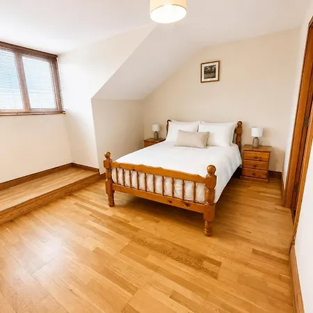 Stylish 3 Bedroom 5 Min & Free Parking Lägenhet Galway